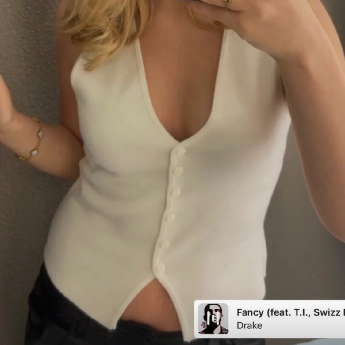 Gina vit stickad väst med knappar