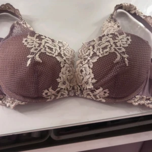 Intimissimi bh  - Jätte fin och trendig Intimissimi bh i en färg som inte finns kvar längre. Använd några gånger, köptes i februari, storlek 75B💓💓