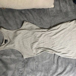 Klänning - Grå klänning från Gina Tricot. Knappt använd. Hör av dig vid frågor eller intresse🌸