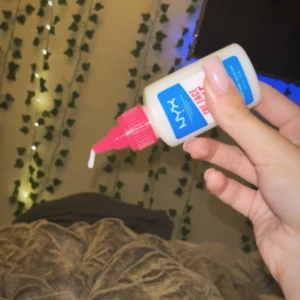 NYX The Face Glue Gripping Primer - NYX The Face Glue Gripping Primer är en ansiktsprimer i en vit plastflaska med röd kork. Primern har en krämig, vit formula som appliceras innan foundation för att ge sminket bättre fäste och hållbarhet. oanvänd💞