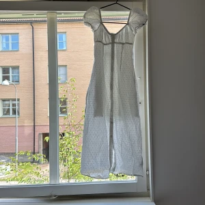 Vit klänning  - En jättefin vit klänning som är fin till skolavslutning och studenten, jag säljer den för den kommer inte till användning hos mig längre, den är använd 1 gång, ☺️skriv till mig ifall du är intresserad av att köpa, pris kan diskuteras 