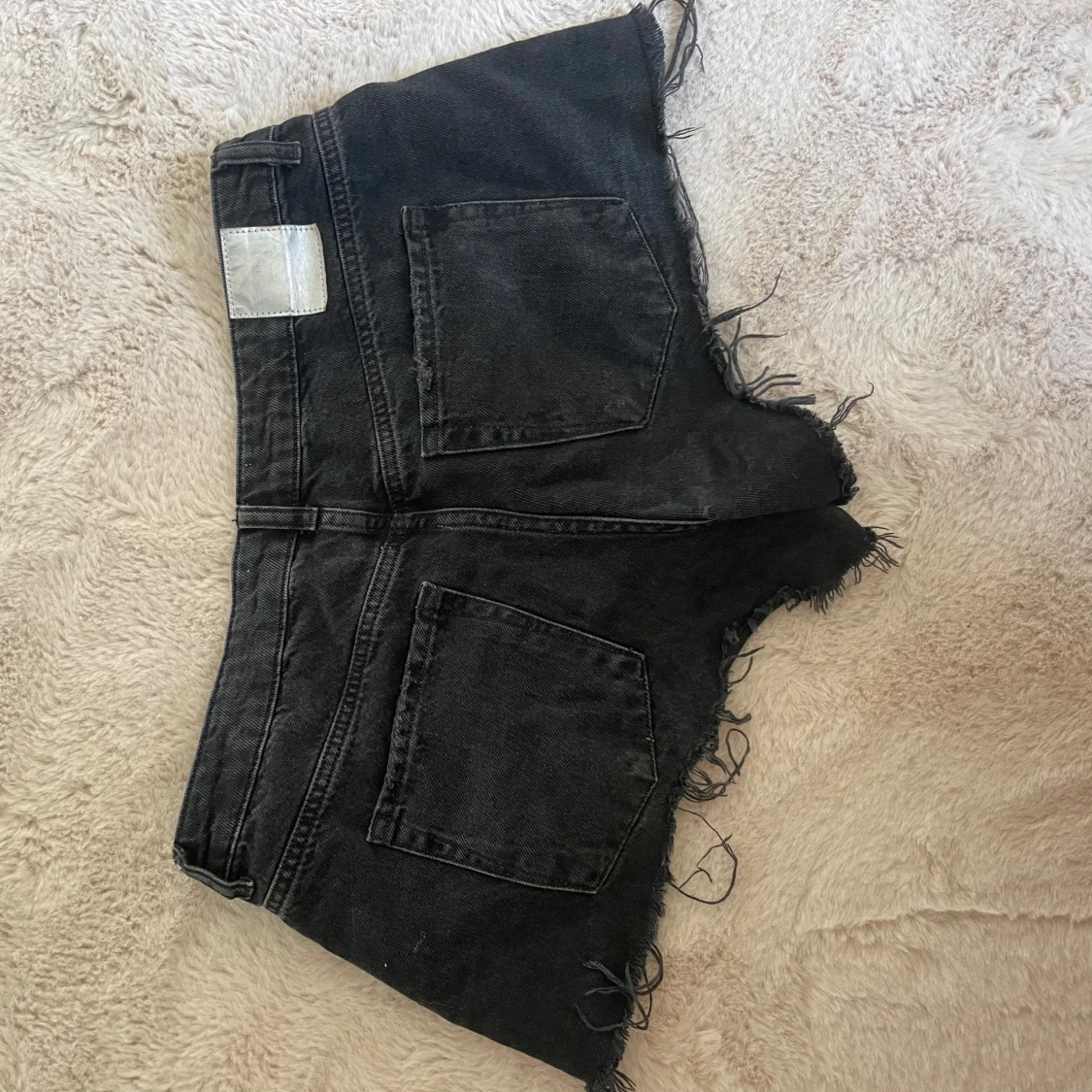 Svarta jeansshorts med fransar från ZARA - 2