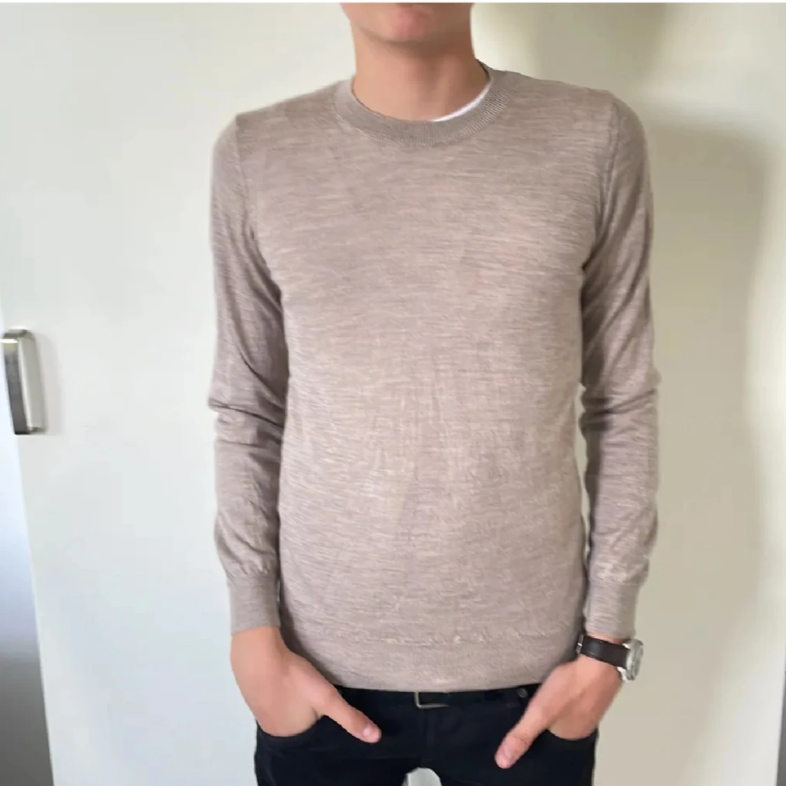 Beige rundhalsad tröja från Oscar Jacobson