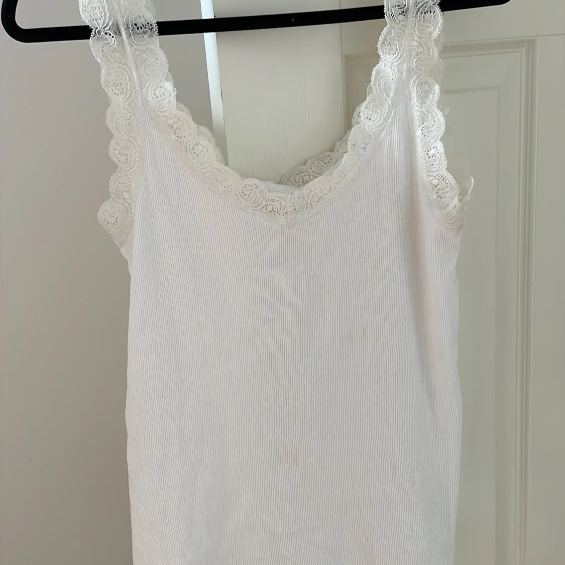 Vit ribbad linnetopp med spetsdetaljer - 2
