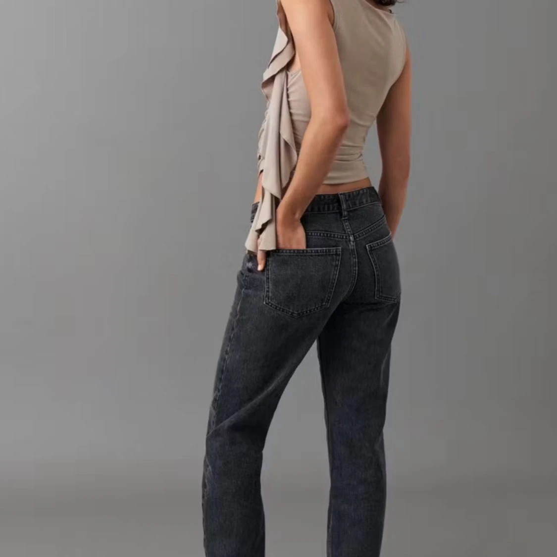 Svarta low waist jeans - 1