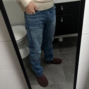 Jack & Jones jeans - Säljer dessa schyssta jack and Jones jeans då de ej används längre. De är i tapered fit vilket är riktigt snyggt och är i storleken 30/32. Finns inga tecken på användning och är som nya. Hör av er vid frågor och funderingar! 