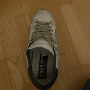 golden goose skor - säljer ett par riktigt feta golden goose skor i storlek.jag är öppen mot byten🔄🔄🍾skicka gärna frågor vid de minsta funderingarna!!🍾😇