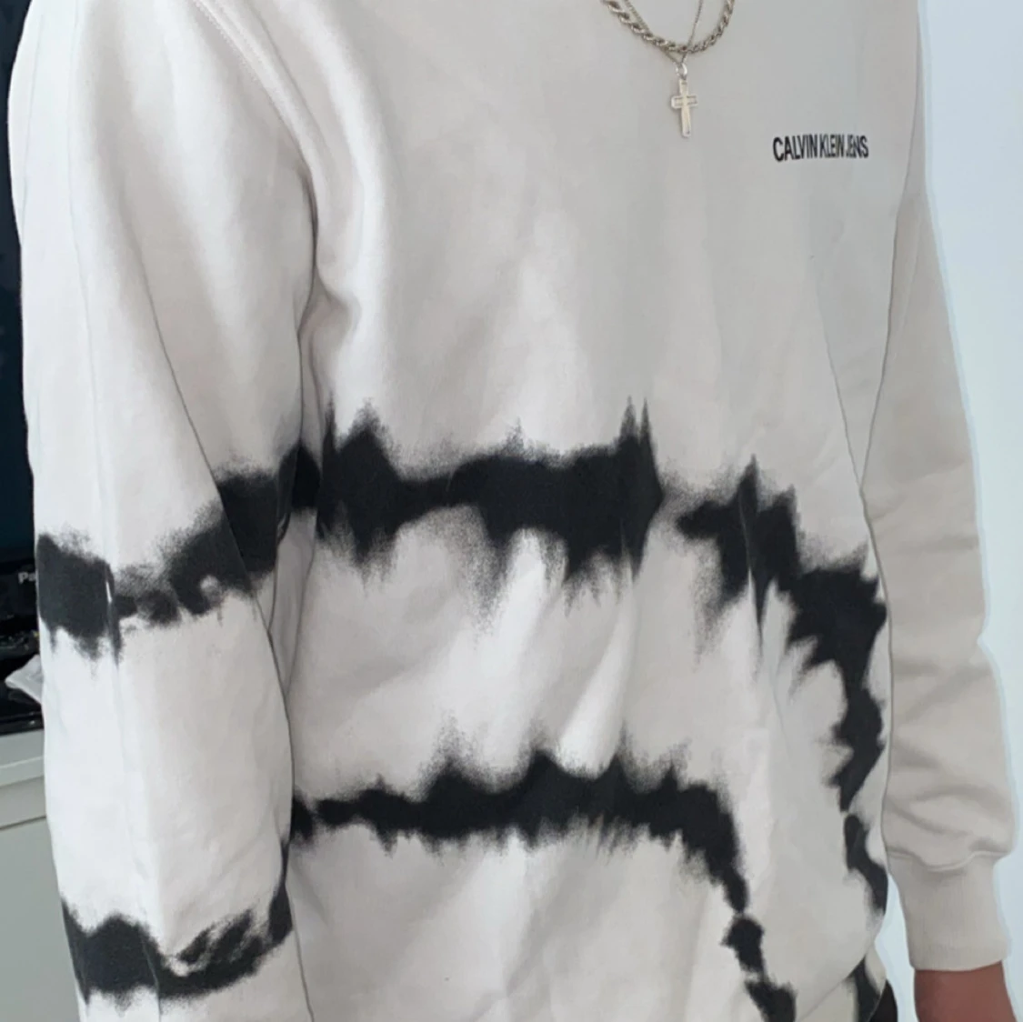 Vit och svart tie-dye sweatshirt från Calvin Klein Jeans - 3