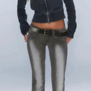 Grå lågmidjade bootcut jeans  - Säljer ett par grå lågmidjade bootcut jeans, jätte snygga🥰 jag är 170 och dom är perfekt i längden för mig. Storlek s/m 