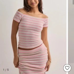 Rosa och vit stickadt set, nelly - Säljer detta super fina och populära set ifrån Nelly i strl xs. Kjol och topp för 500kr tillsammans. Helt nytt med prislapp men glömde bort tiden så hann ej skicka tillbaka.