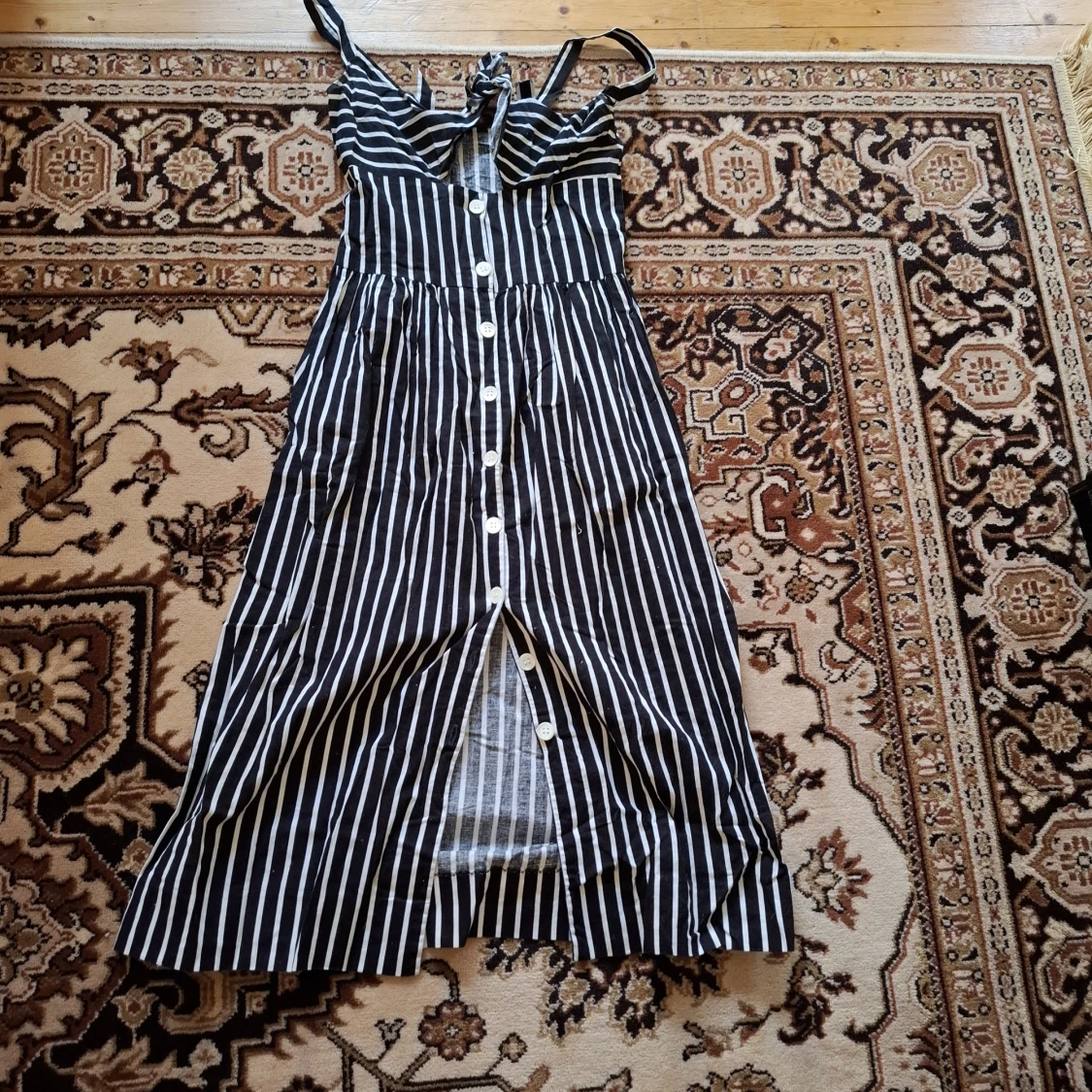 Svartvit randig klänning med knappar