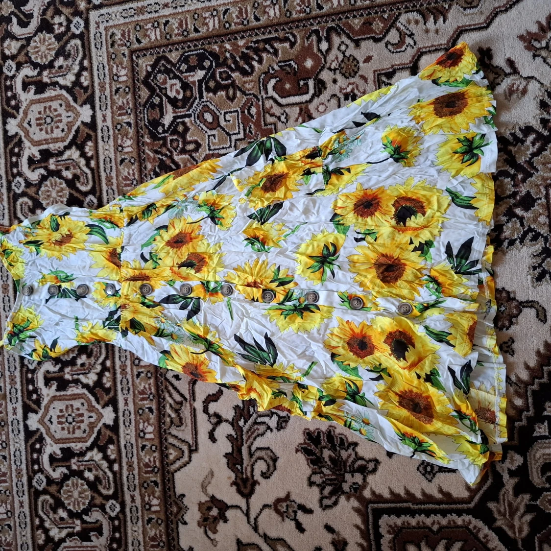 Vit klänning med solrosor och knappar - 1