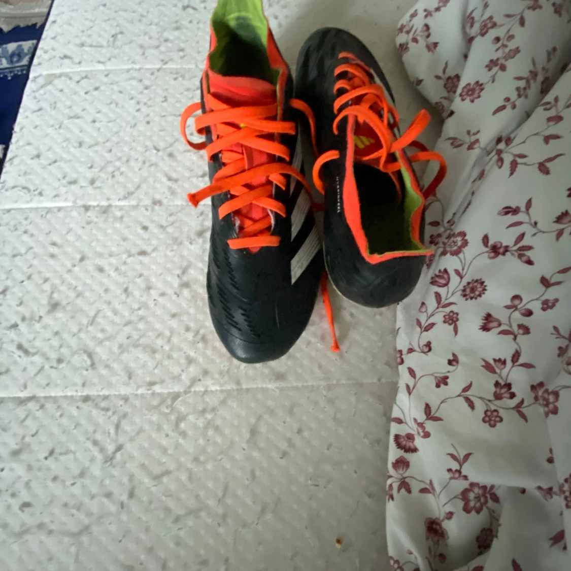 Adidas Predator fotbollsskor med orange snörning - 1