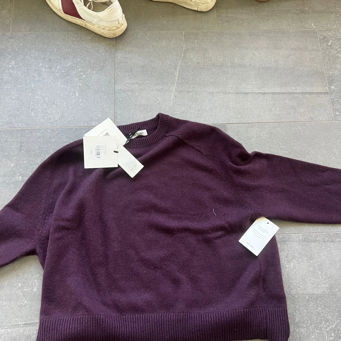 Mörkröd  stickad tröja från Soft Goat