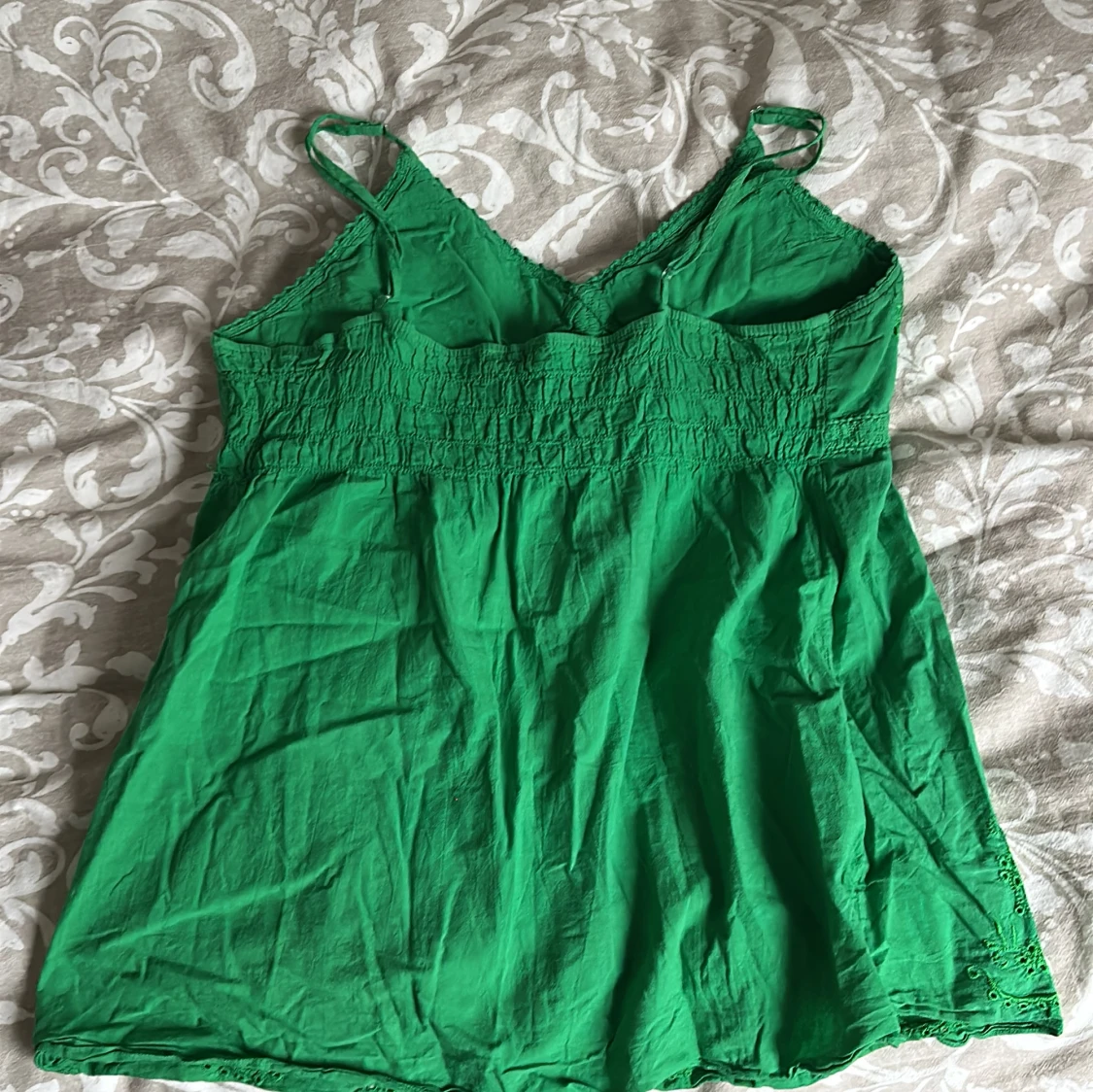 Grön linnetopp med broderade blommor - 1