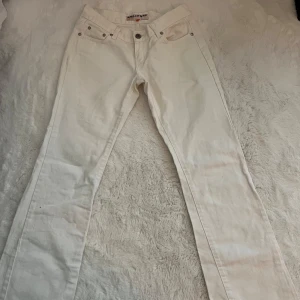 Vita lågmidjade bootcut jeans - Supersnygga vita lågmidjade bootcut jeans!! Helt i nyskick, storlek W27 L32