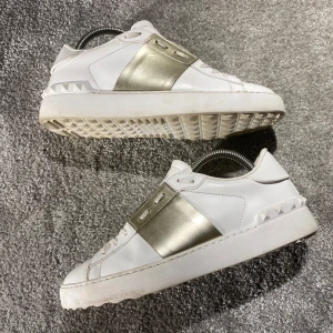 Valentino skor - Hej! Säljer nu mina skor från märket Valentino, storlek 39.5 bra skick, givetvis äkta. Tveka inte på att höra av dig om du har frågor eller funderingar kring skorna! 