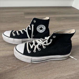 Svarta Converse plattform - Klassiska svarta Converse plattform . Skorna har rund tå, platt sula och tydlig Converse-logga på sidan. Perfekta för en avslappnad och tidlös stil. Använd några fåtal gånger men bra skick! Storlek 37 1/2 men är som en 38 
