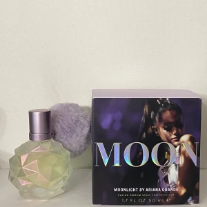 Moonlight by Ariana Grande Eau de Parfum - Top notes are Plum and Black Currant; middle notes are Marshmallow and Peony; base notes are Vanilla, Sandalwood and Amber.  50ml flaska se bild för mängd kvar. 