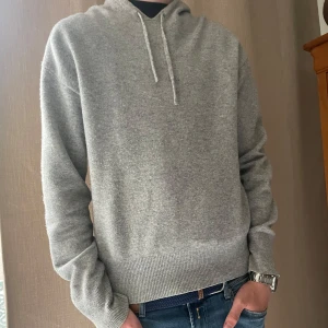 Grå hoodie i kashmir - Tja, säljer nu mina gråa stilrena kashmir hoodie. Perfekt för en avslappnad och snygg look.