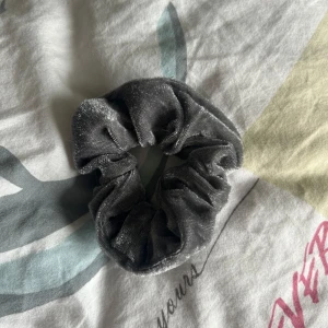 scrunchie - Helt ny scrunchie, såklart oanvänd!