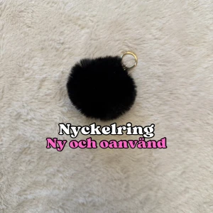 Svart fluffig nyckelring - Jättefin svart fluffig boll med guld spänne. Nyckelring. Ny och oanvänd.💕Skriv jättegärna ett omdöme efteråt. Snabb leverans. 🚚 