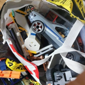 Massor av playmobil, inte komplett. Men det finns ALLT!  - Bilderna visar flera påsar fyllda med leksaksbilar, fordon och byggnader, men ingen bok syns på bilderna.