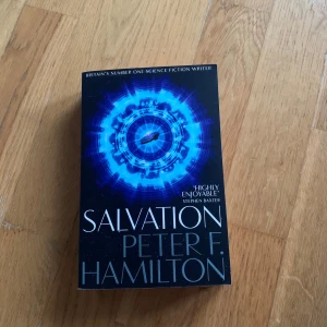 Salvation - En spännande science fiction-roman av Peter F. Hamilton. Perfekt för dig som gillar futuristiska världar, mysterier och episka äventyr. Boken är första delen i en serie och bjuder på action, intriger och avancerad teknologi.