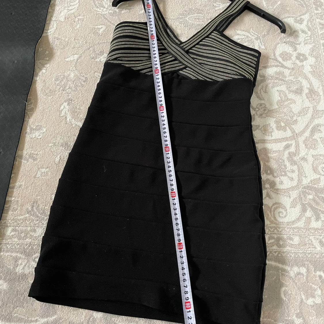 Svart kortklänning med glittriga detaljer från Amisu - 3