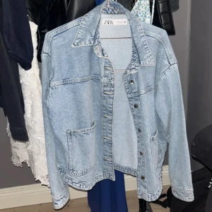 Jeansjacka från Zara - Säljer en jättefin jeansjacka från Zara. Jackan har en avslappnad passform och är perfekt att slänga över en t-shirt eller klänning.❤️ säljer endast vid bra pris
