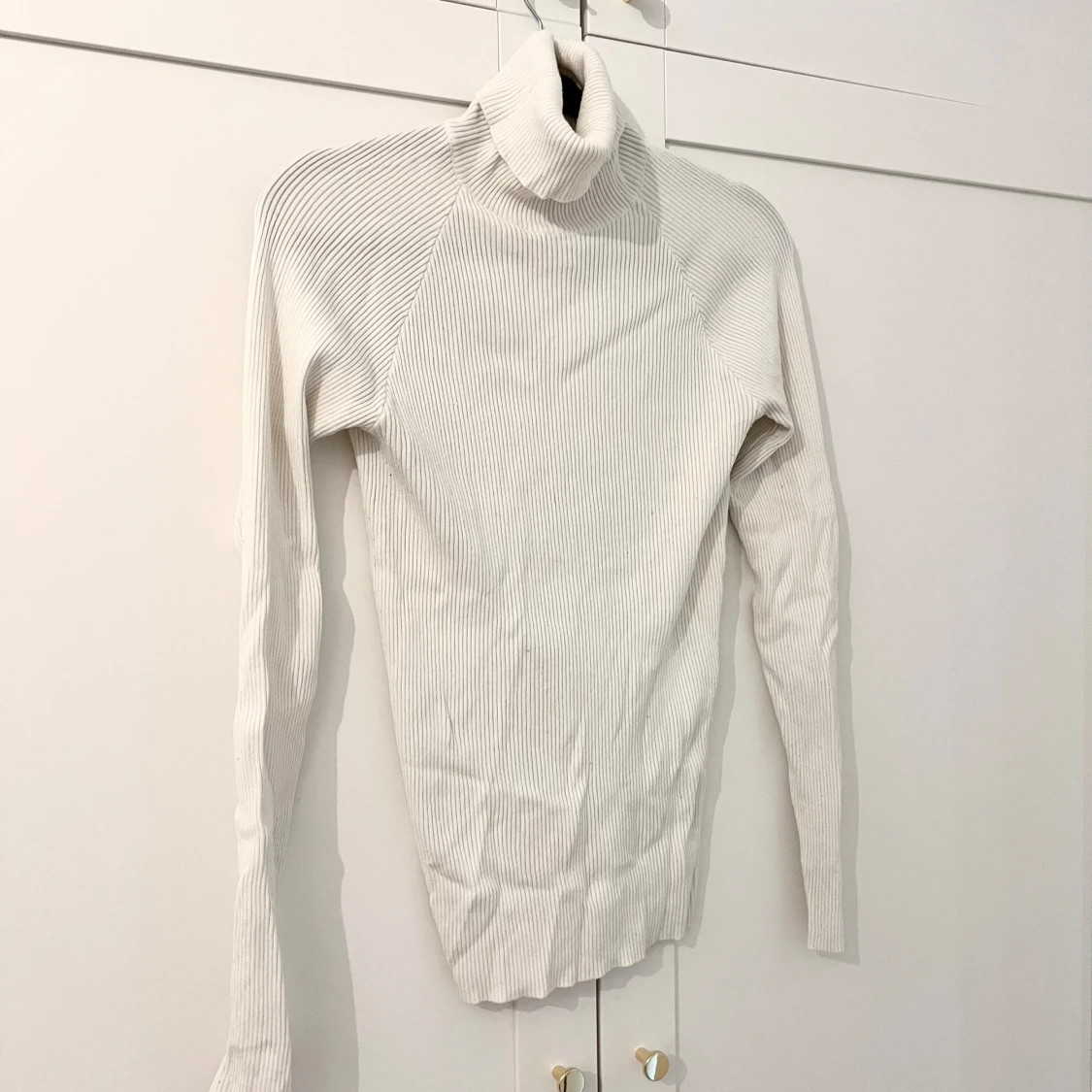 Vit ribbad polotröja