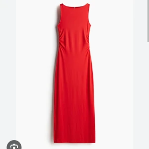 Röd klänning med drapering från H&M Divided - Säljer en röd klänning från H&M Divided i stretchigt material. Klänningen är ärmlös med rund halsringning och har en tight passform med rynkade detaljer i midjan. Perfekt för dig som gillar en enkel men snygg look. Nypris 229kr.