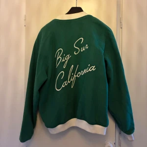 Grön collagejacka  - Grön collagejacka med vit brodering på ryggen. Köpt på Zara. strl S