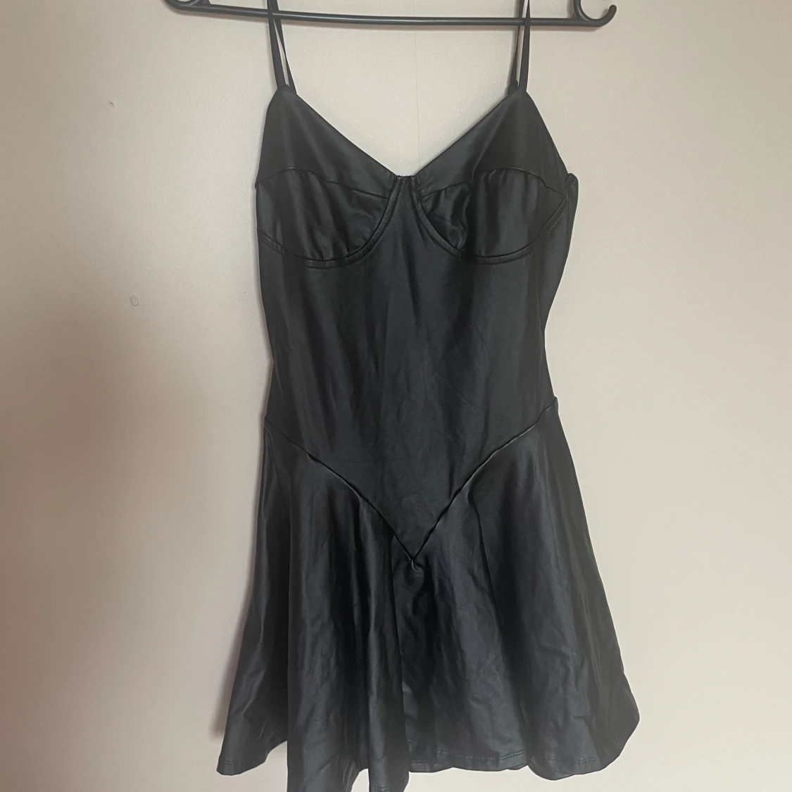 Svart satin klänning med smala axelband