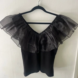 Svart volangtopp från Gestuz - Svart topp från Gestuz med stora volanger, går att ha off shoulder också 🫶🏼Pris kan diskuteras ✨