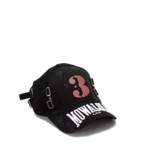 Mowalola keps - Mowalola keps, kan fixa flera bilder. Sitter bra och bra cond. Svår att få tag på