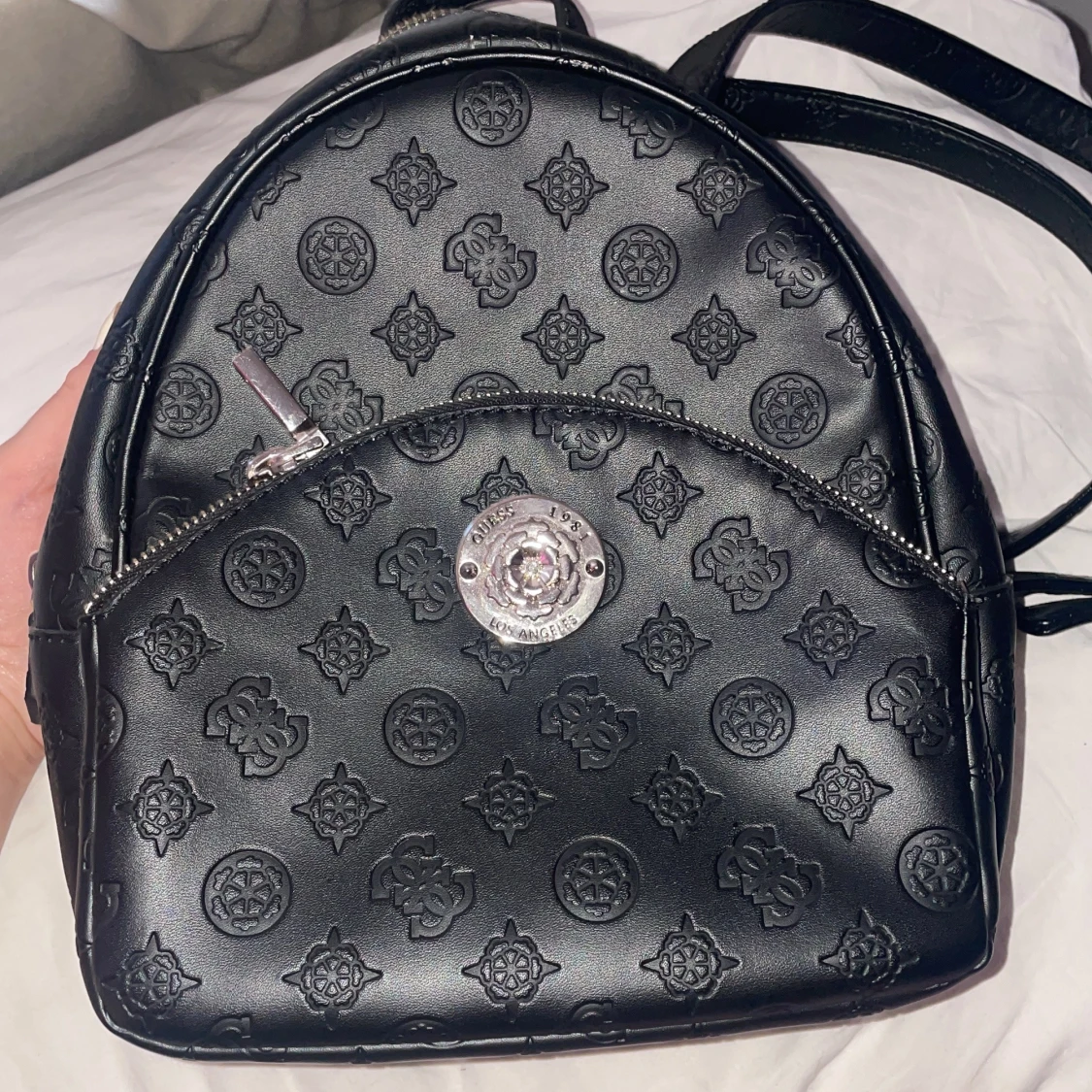 Svart ryggsäck från Guess med präglat mönster