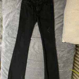 Jeans - Lågmidjade bootcut jeans från shein. Passar Xs och S. Hör av dig vid frågor eller intresse🌸