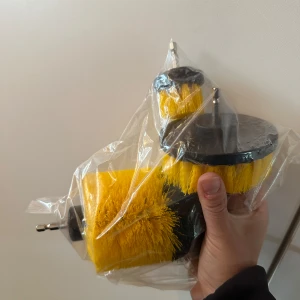 Borstar för skruvdragare - Är du trött på att spendera mer tid än vad du behöver när du städar? Då är detta set perfekt för dig! Med sina borsthuvud i högkvalitativt nylon och en medelhög styvhet gör att borsten får ett otroligt brett användningsområde. Koppla enkelt på borsten på din borrmaskin eller skruvdragare och gå loss i badrummet, i bilen, i köket, till båten.. Ja du kan använda dessa nästan vart som helst! Då borsten snurrar i hög hastighet behöver du inte längre stå och skrubba eller gno in en massa starka medel