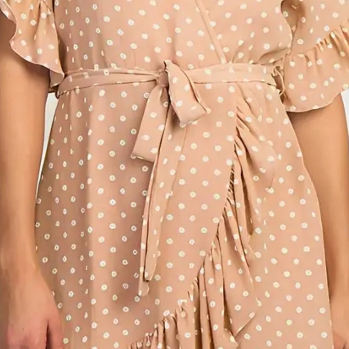 Beige prickig omlottklänning med volang