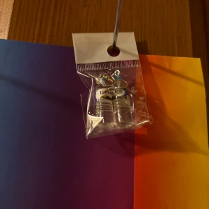 Örhängen med vattenflaskor - Unika örhängen formade som små vattenflaskor med silverfärgade krokar. Perfekt för dig som vill ha något annorlunda och roligt i öronen. Säljs i förpackning om ett par.
