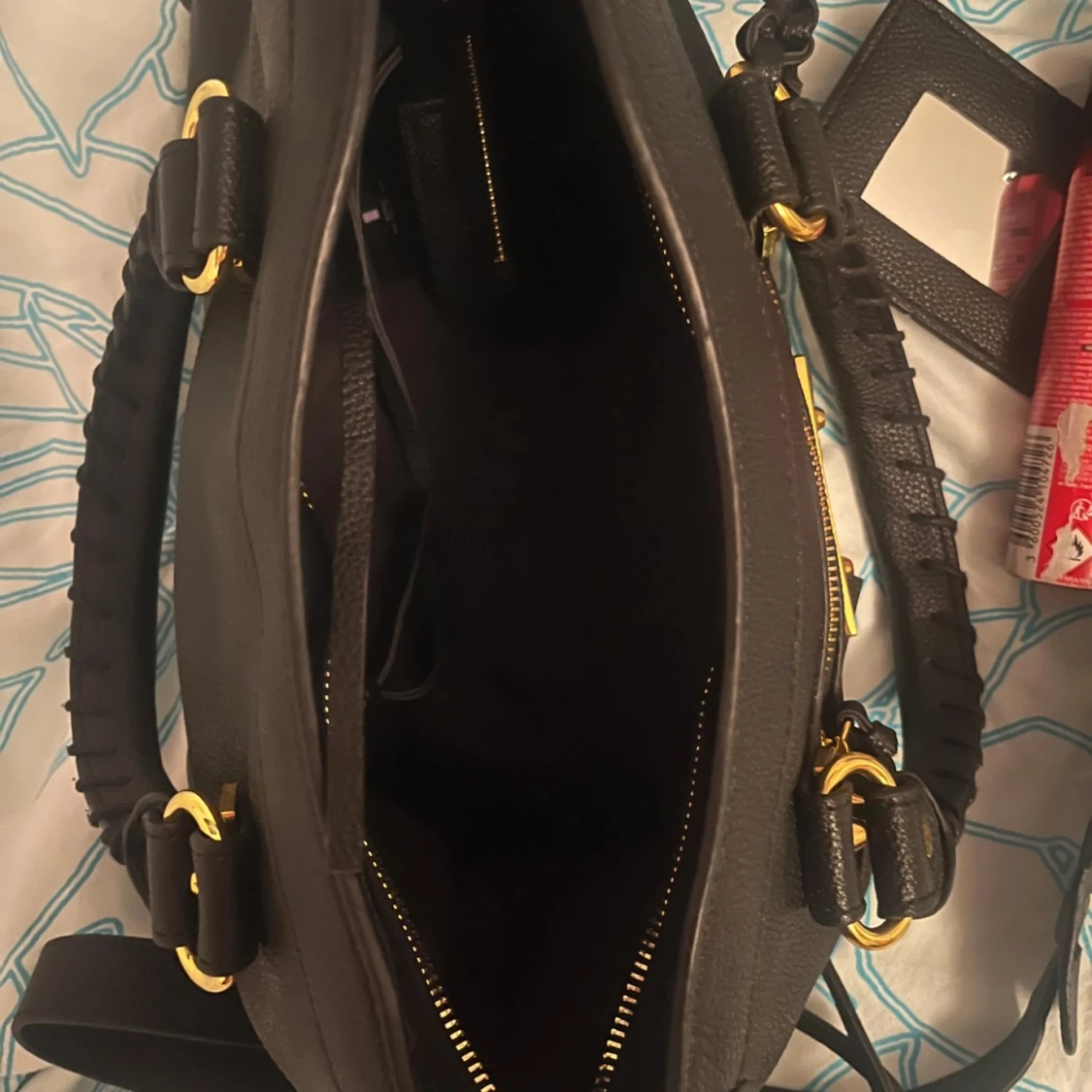 Svart handväska med gulddetaljer - 90