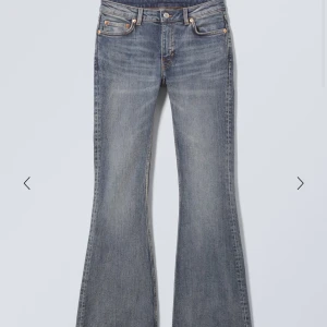 Blå bootcut jeans - Snygga blå bootcut jeans från weedday. Säljer två par i olika färger då dem blivit försmå. Skriv för funderingar❤️