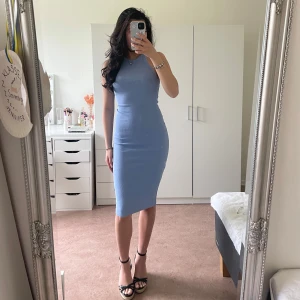 Ljusblå midi klänning från Zara - Säljer en ljusblå ribbad midi klänning från Zara. Klänningen är ärmlös med rund halsringning och har en tight passform som framhäver figuren. Perfekt till skolavslutning/sommar/midsommar osv🌸Storlek S men passar även Xxs-xs😊