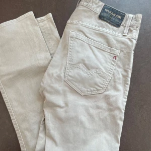 Beige jeans från Replay - Snygga beige jeans från Replay. Perfekta för en stilren look. Hål på vänstra låret. Frågor? Skriv!