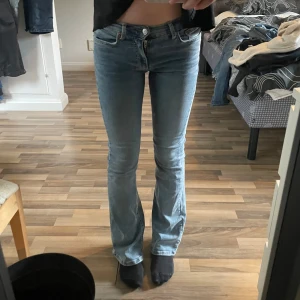 Ljusblå bootcut jeans - Säljer ett par ljusblå jeans med bootcut passform och låg midja. 
