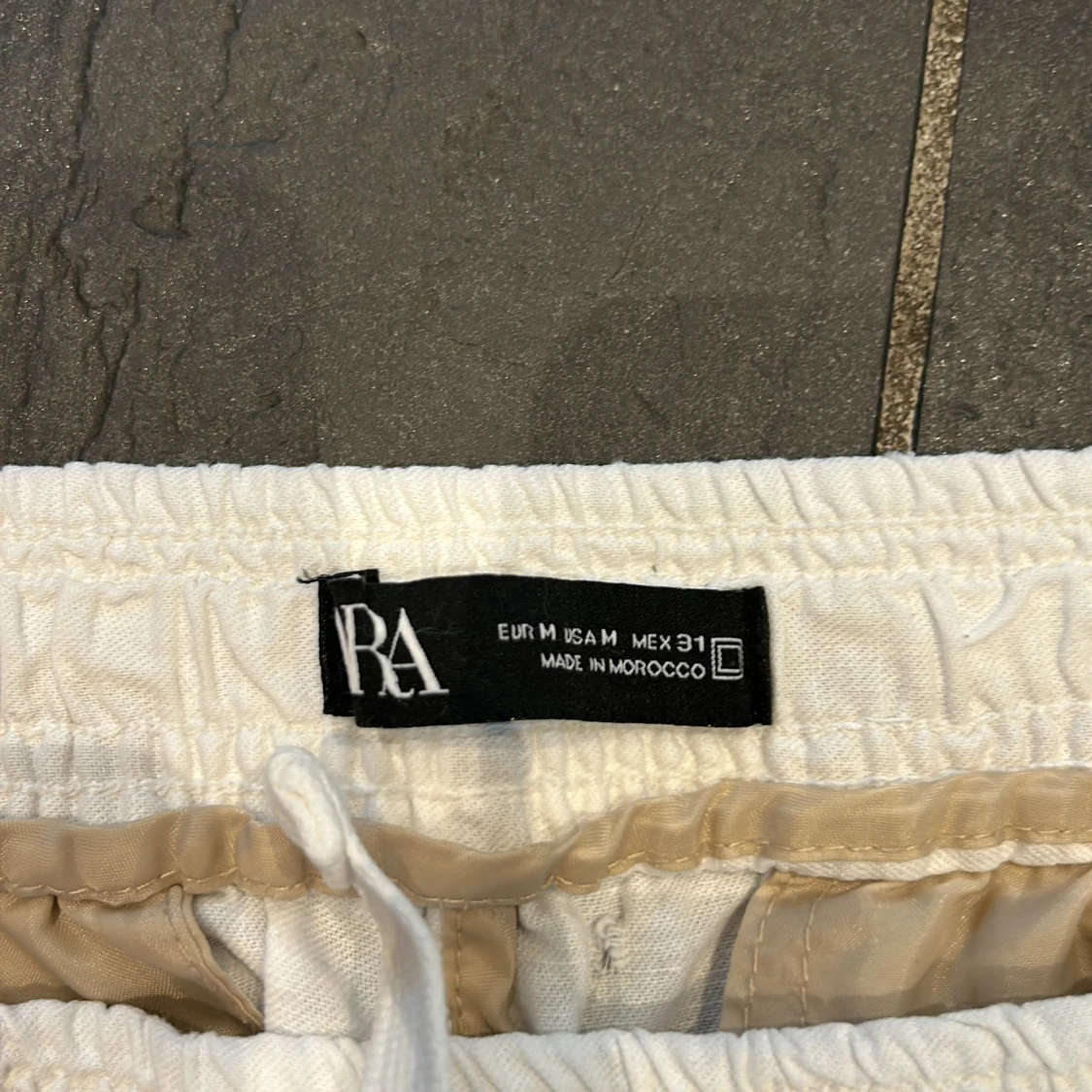 Vita linnebyxor från zara, litet hål - 2