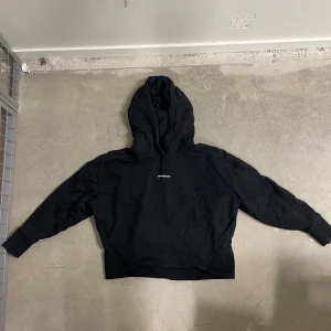 Svart hoodie från Calvin Klein Jeans - Säljer en svart hoodie från Calvin Klein Jeans med logga tryckt på bröstet. Tröjan har huva och långa ärmar, perfekt för en avslappnad och stilren look. Passar dig som gillar klassiska basplagg med en modern touch.