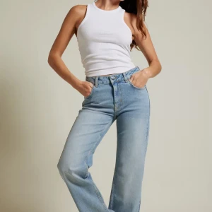 Mid wide jeans 550 - Blå jeans med raka ben och mid waist från Bikbok. Endast använda ett fåtal gånger så är i bra skick!💕 Storlek 25 i midjan och 32 i längd.