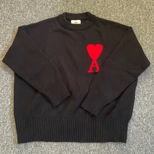 Svart Tröja / Sweater Ami Paris - Väldigt fint skick, skulle säga 9/10. Storlek large.  Kvitto saknas men tags finns kvar.  Skickas via PostNord 70kr.